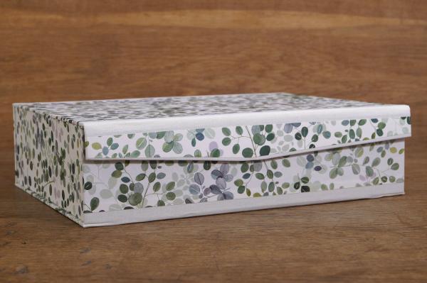Handgemachte Box mit Eukalyptusblätter, illustriert mit Aquarell, Grünnuancen zart, helle Leinenkanten